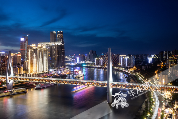 “夜经济”已成为重庆城市的一张名片。华龙网-新重庆客户端记者 李裕锟 摄