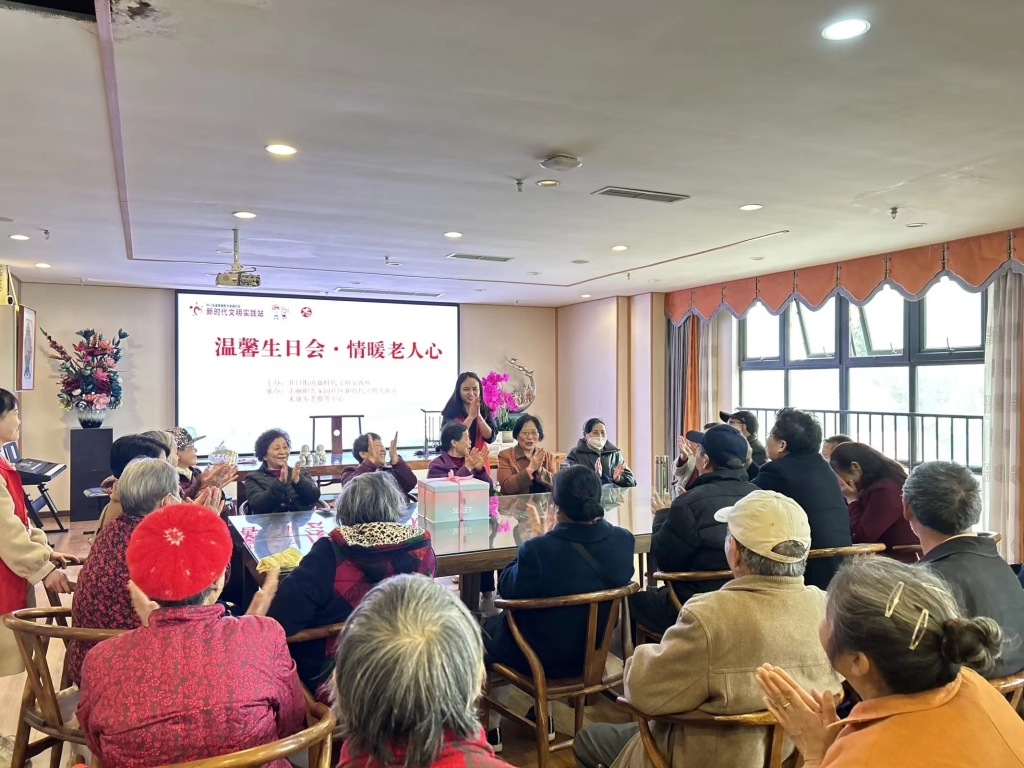 美丽阳光家园公租房养老服务中心举办集体生日会。重庆市住房城乡建委供图