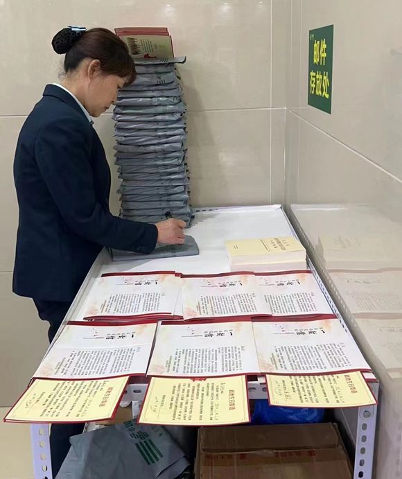 工作人员整理“学习包”。忠县县委宣传部供图 华龙网发