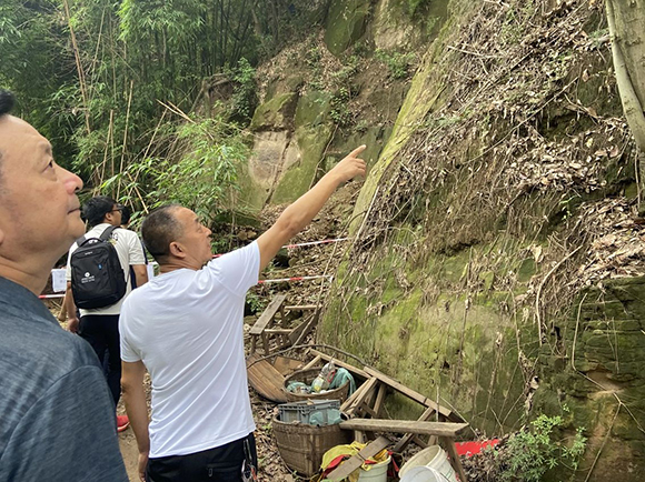 开展地灾滑坡点巡查。通讯员 童欢 摄