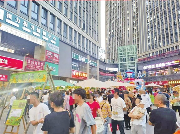 The night market is already crowded with customers in the evening. (Photo provided by the interviewee)