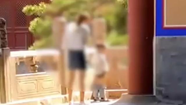 故宫内小孩在家长监护下随地小便，故宫回应：十分重视，正核实处理