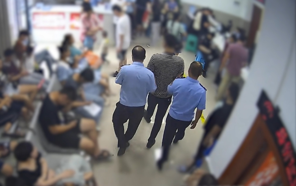 民警将嫌疑人带离。警方供图