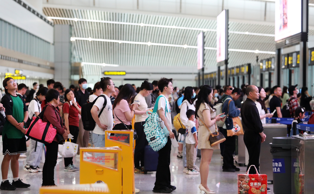 Passengers are lining up to go through the security check. (Photo provided by the news center of Chongqing Jiangbei International Aiport)