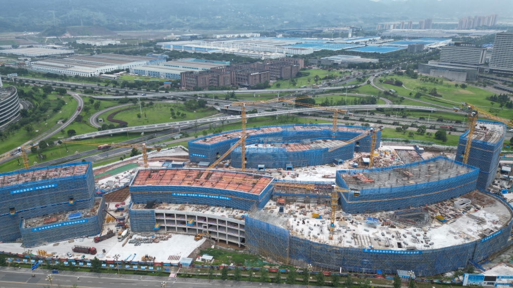 建设中的果园港国际枢纽经济产业园二期项目。中建八局供图