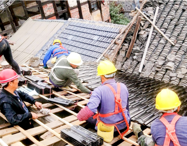 大龙社区矿垣劳务公司组织村民参与危旧房改造。 记者 黎明 摄