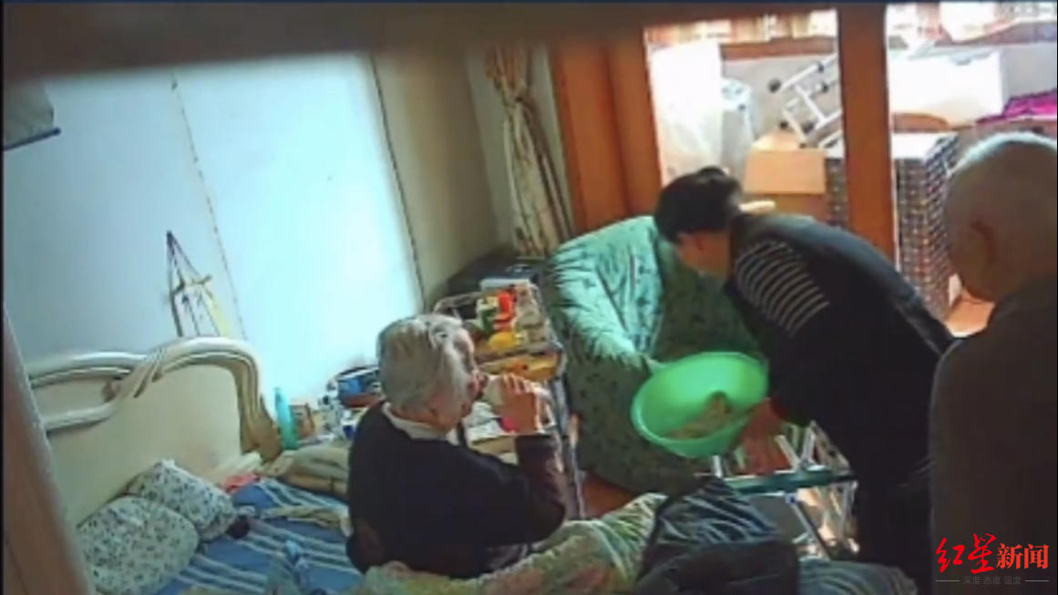 94岁老人实名举报保姆“骗走250多万养老钱” 警方介入，儿子儿媳回国计划起诉4