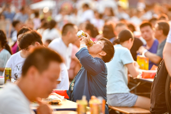 重庆啤酒节现场吸引了众多市民。   曹鸣鸥  摄