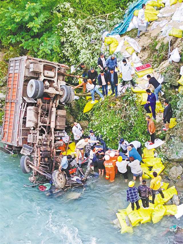 货车坠河 万州司机受困命悬一线</p><p>携手施救 巫溪干群上演生死时速