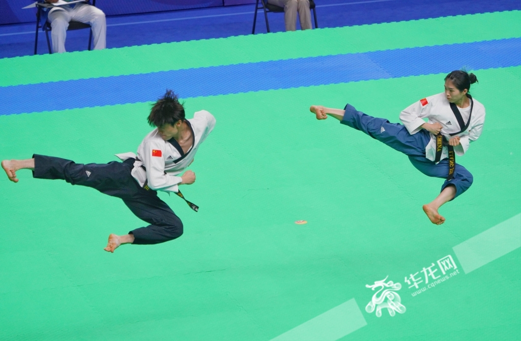 Liang Jie (first from the right) and Liu Siyue (first from the left) win the gold medal at the poomsae mixed doubles.