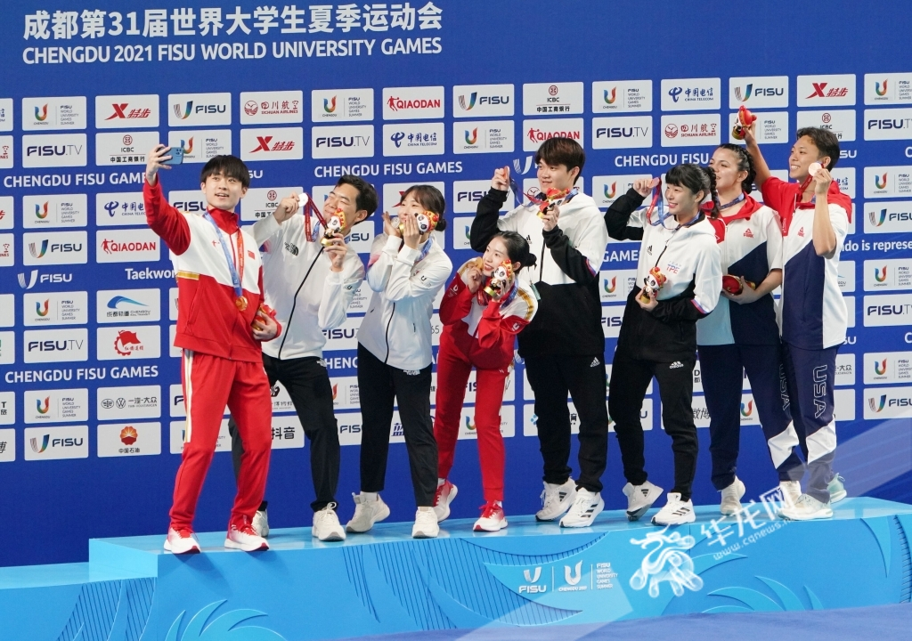 Liu Siyue (first from left), Liang Jie, and other winners take a group photo after the award ceremony finishes.