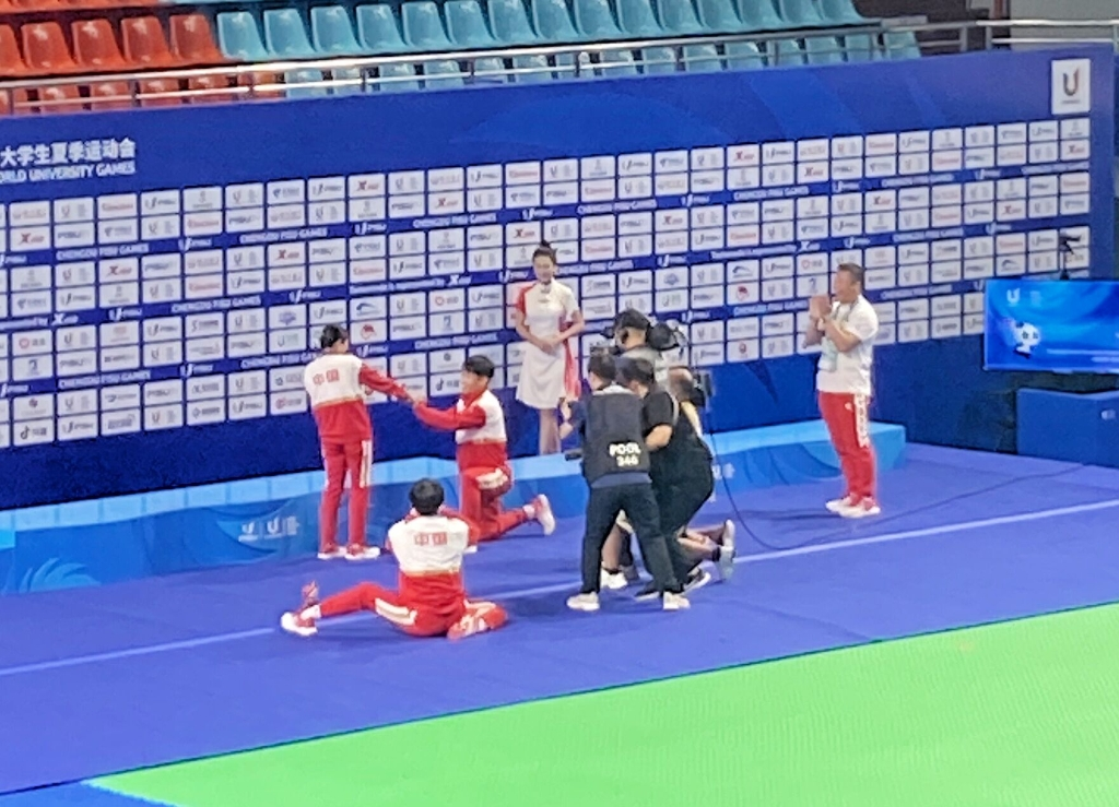 The taekwondo gold medalist Liang Jie gets proposed at the award ceremony.