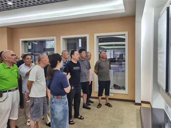 老兵们参观重庆市科学技术研究院科普展厅。大竹林街道水竹苑社区供图 华龙网发