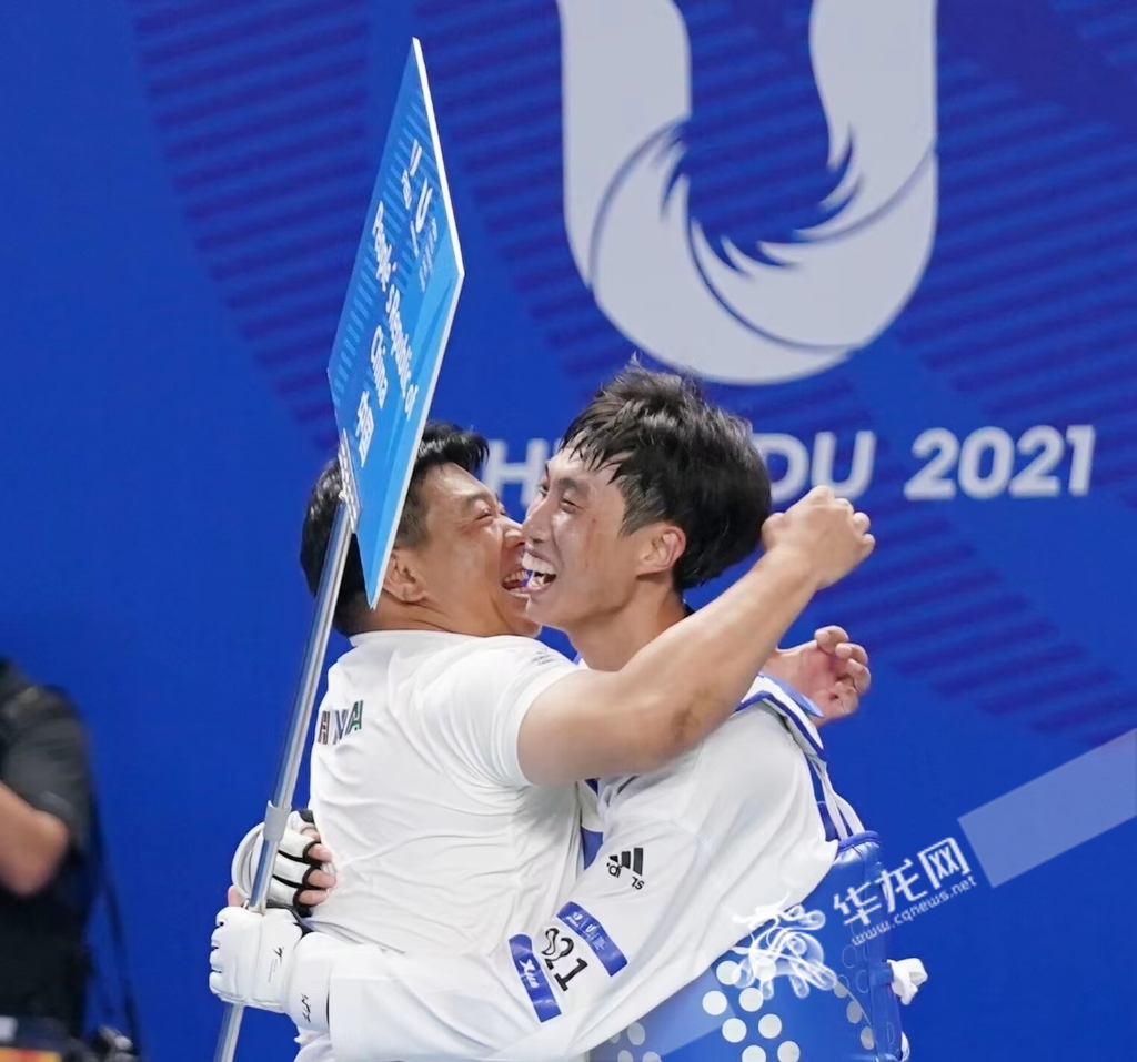 张凯和教练李兵相拥庆祝。