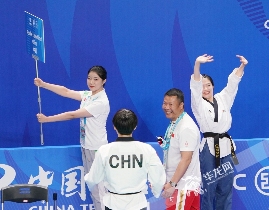 When seeing the final score, the coach (second from the right), Liang Jie (first from the right), and the guide (first from the left) show the joy of victory.