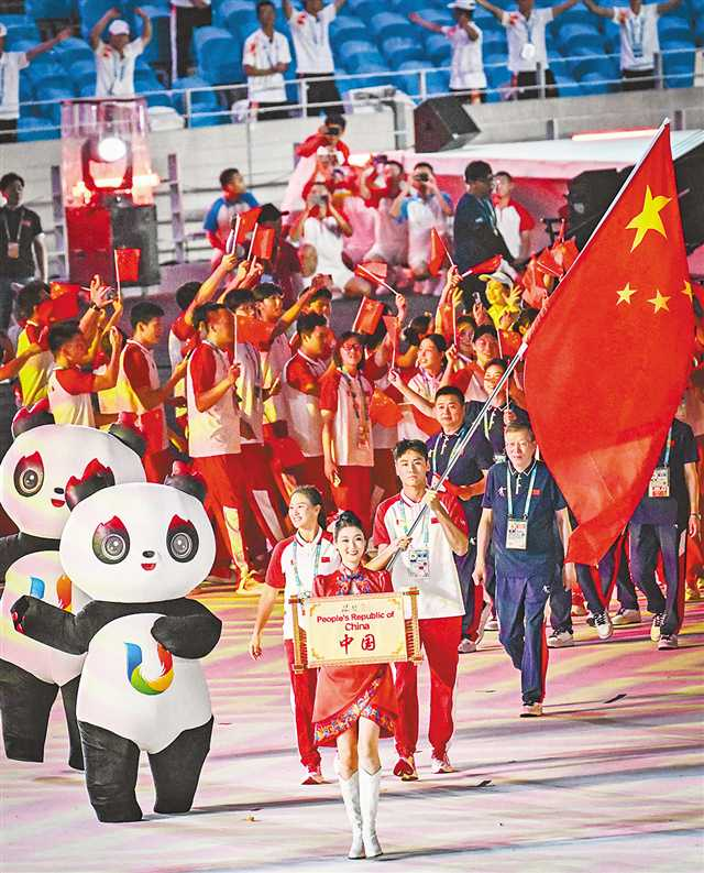 At the ceremony of the 31st Summer World University Games (Chengdu 2021 FISU Games), host China marches into the arena. (Photographed by Long Fan / Visual Chongqing)