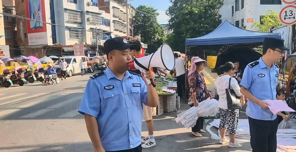 垫江县新民派出所辅警联合志愿者通过小喇叭向群众宣传反诈知识。通讯员 薛博文 摄