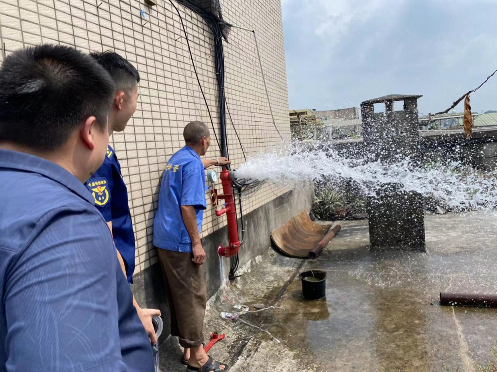 消防设施出水现场。渝北区消防救援支队供图 华龙网发