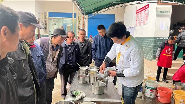 近日，梁山职业培训学校的老师为紫照镇大丘村村民进行烹饪课程培训。记者 周洁 摄（资料图）
