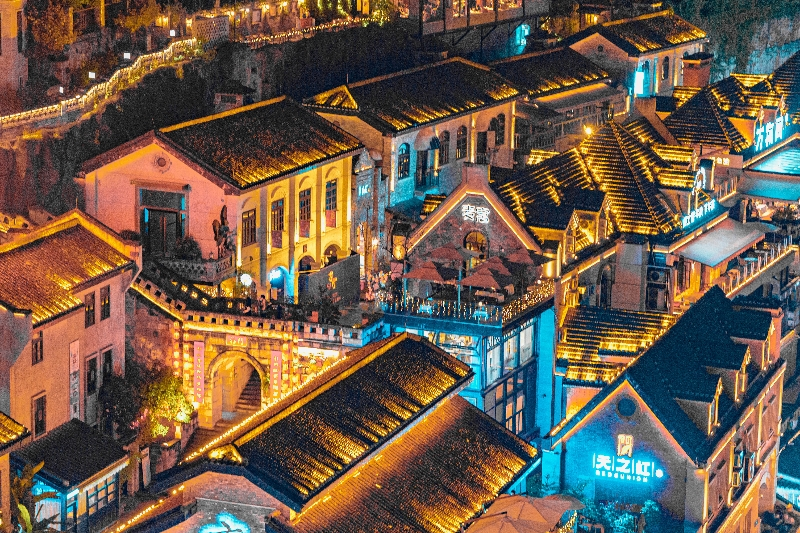 Special consumption scenes such as Longmenhao Old Street built by Chongqing (Photo provided by the interviewee)