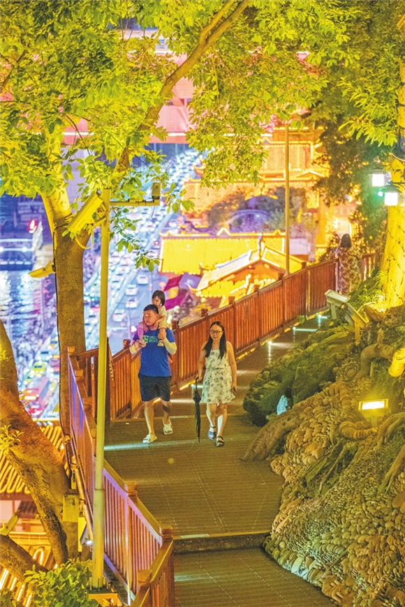 Bright lights of Yuzhong Peninsula (Photographed by Wang Huan)