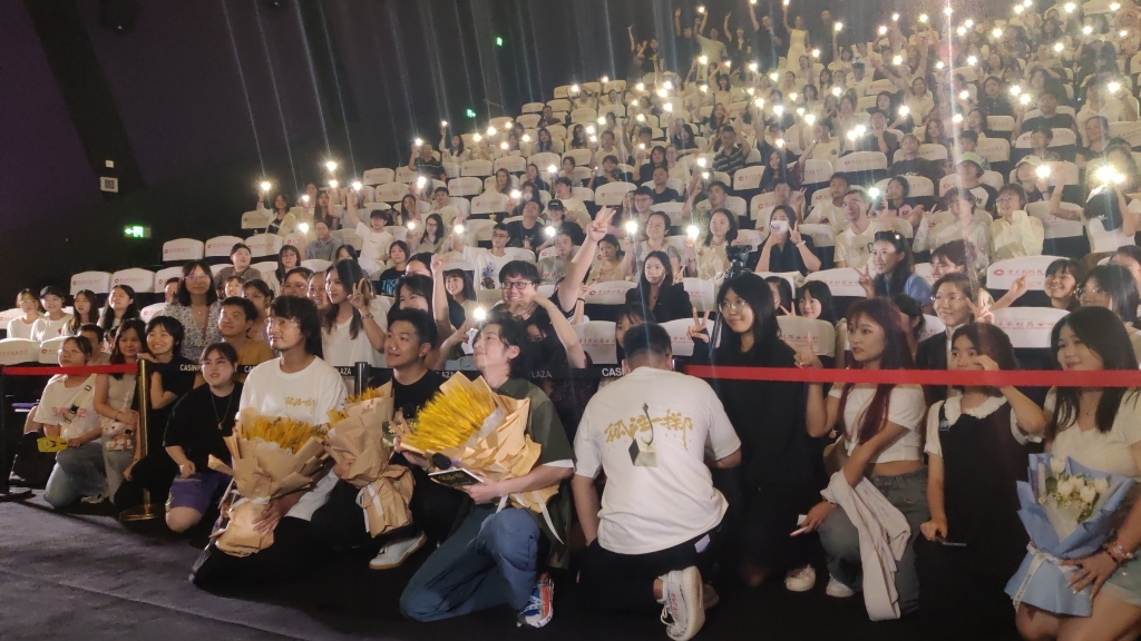电影主创与观众们合影留念。华龙网–新重庆客户端 林红 摄