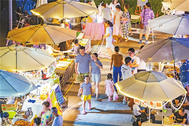 Visitors enjoying the passion and vigor of summer nightlife in Yuzhong (Photographed by Wang Huan)