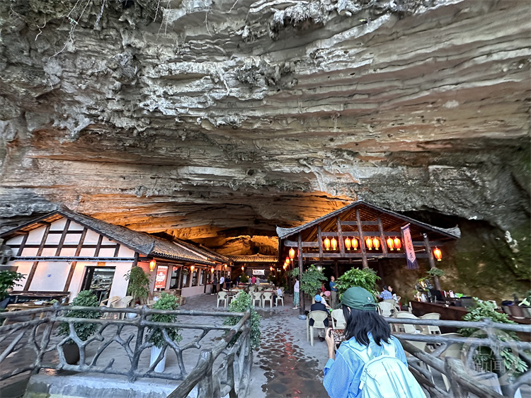 武隆一溶洞里开了家火锅店？当地政府：严格专业评估后保护性开发2