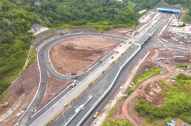 北山隧道至高铁片区连接道施工现场。万州时报记者 冉孟军 摄