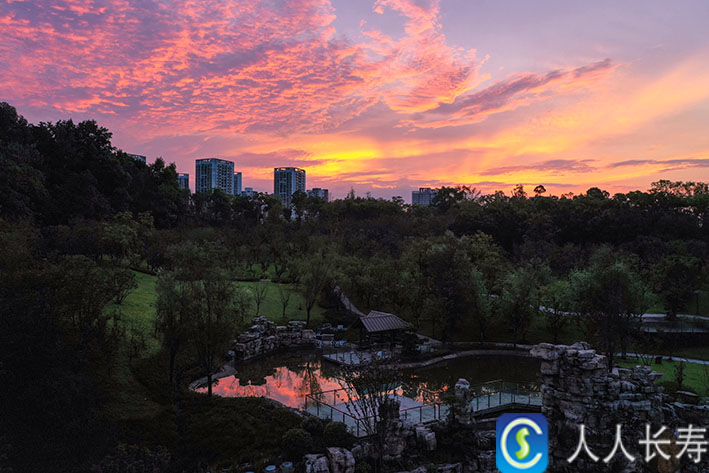 炫丽的朝霞映照在寿城上空，特别漂亮。特约记者 袁志龙 摄