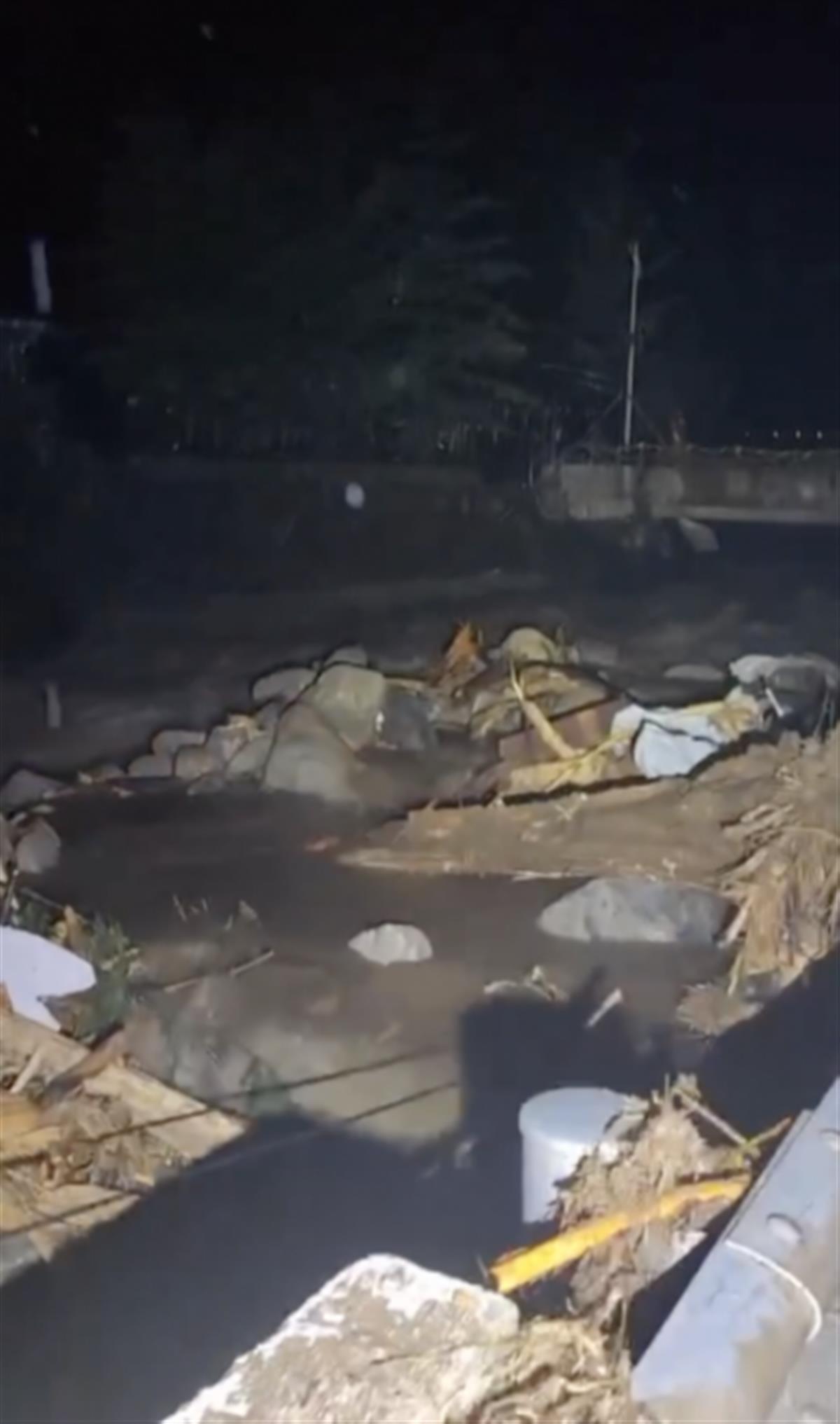 西安秦岭山洪亲历者：洪水从山上冲下来像黄河瀑布，瞬间覆盖道路4