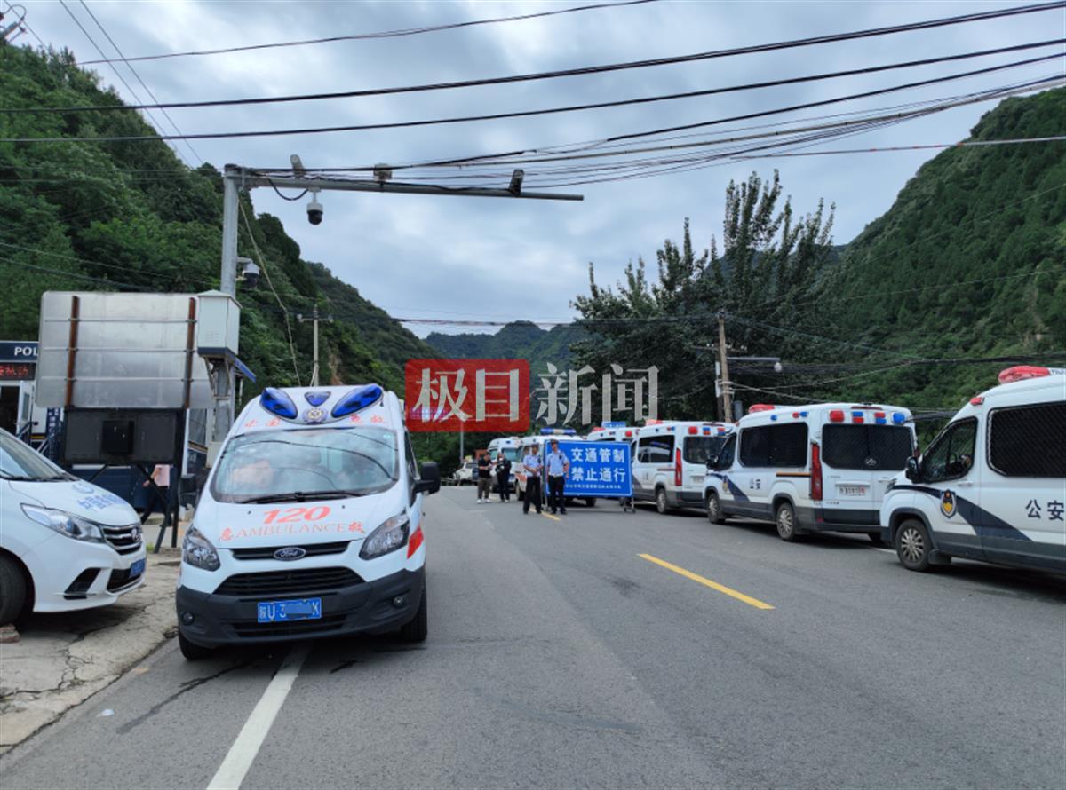 西安秦岭山洪亲历者：洪水从山上冲下来像黄河瀑布，瞬间覆盖道路2