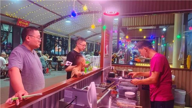 8月11日晚，梁娃食尚夜市，市民在江湖菜品区购买美食。