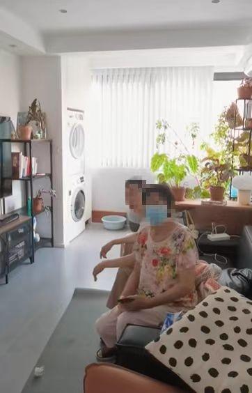 老人欲霸占公共停车位到车主家吵闹，物业称车位先到先得，派出所：已口头教育，不属于私闯民宅