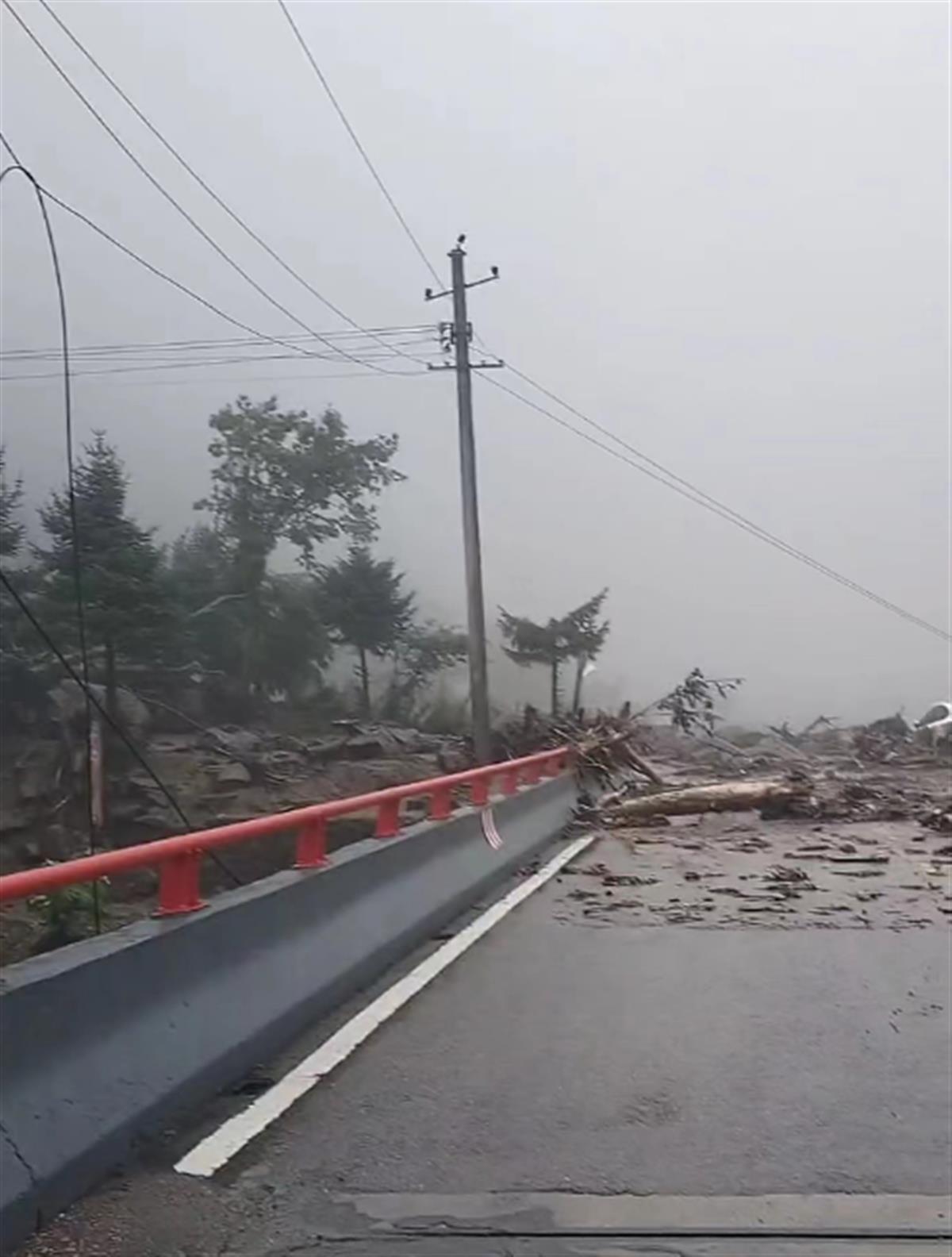 西安秦岭山洪亲历者：洪水从山上冲下来像黄河瀑布，瞬间覆盖道路1