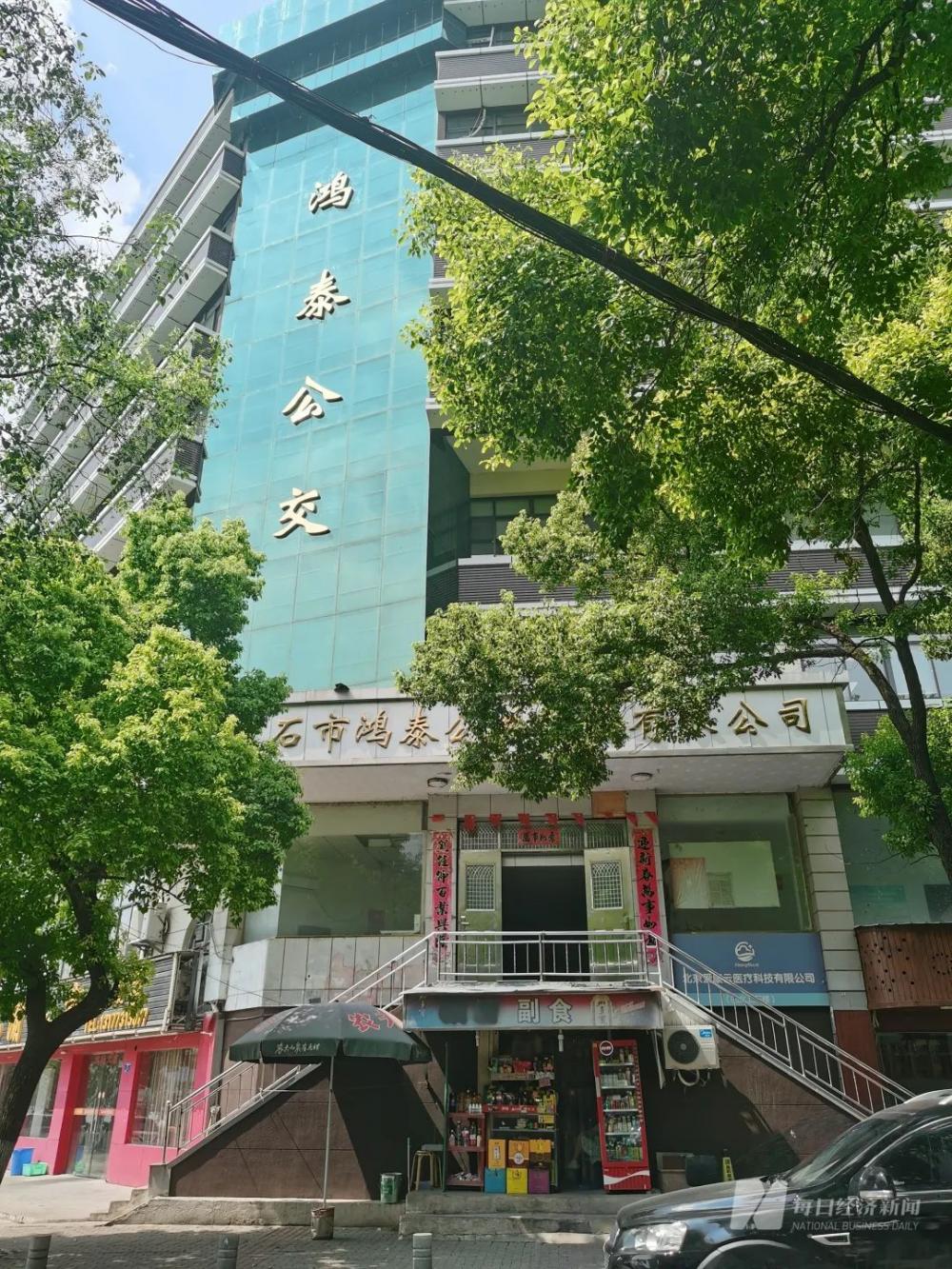 还有75%电,车就瘫了!湖北黄石数十辆公交车在荒草中晒太阳2