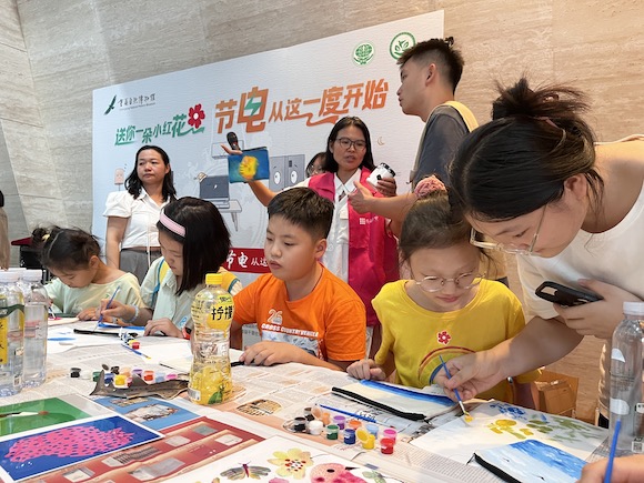 小朋友和家长齐心协力，完成涂鸦创作。重庆自然博物馆供图 华龙网发