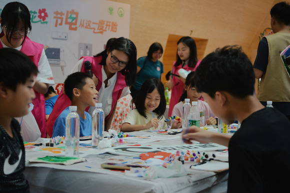参与活动的小朋友喜笑颜开。重庆自然博物馆供图 华龙网发