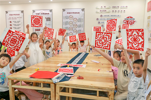 孩童们展示剪纸作品。永川区委宣传部供图 华龙网发