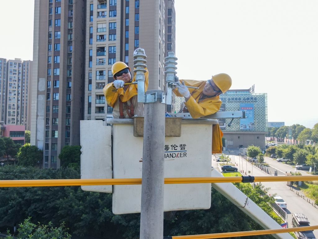 8月14日，作业人员在绝缘斗臂车上进行带电作业。通讯员 龚超 摄