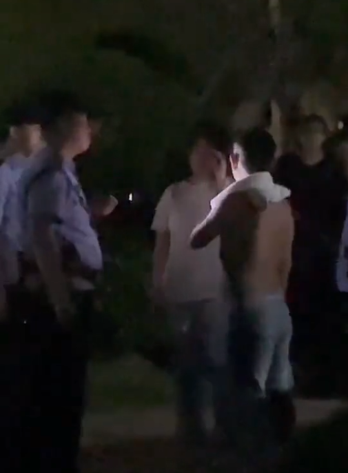 山东多名醉酒男子被一女子持刀砍伤？街道办：涉事女子已被带走3