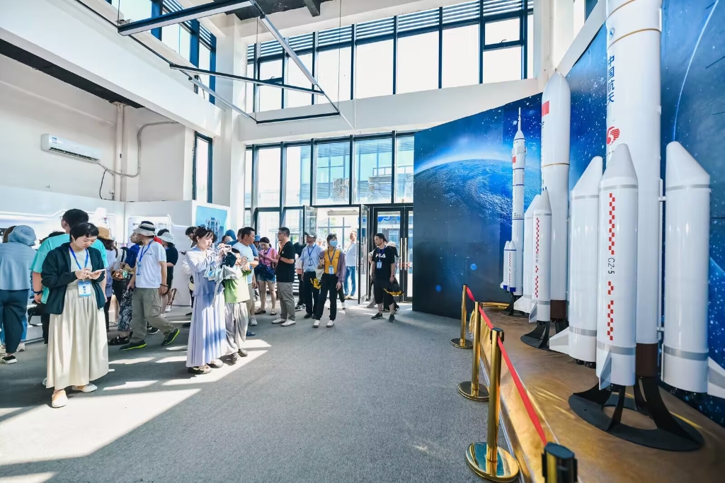 50家全国媒体代表了解中国航天事业发展情况。南海网供图 华龙网发