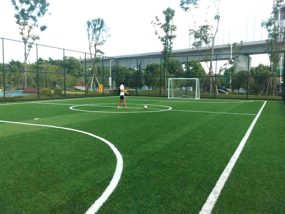 附近居民在新建绿地中踢球、锻炼。铜梁区城市管理局供图 华龙网发