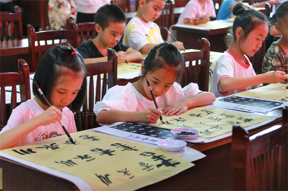 孩童们学习书法。永川区委宣传部供图 华龙网发