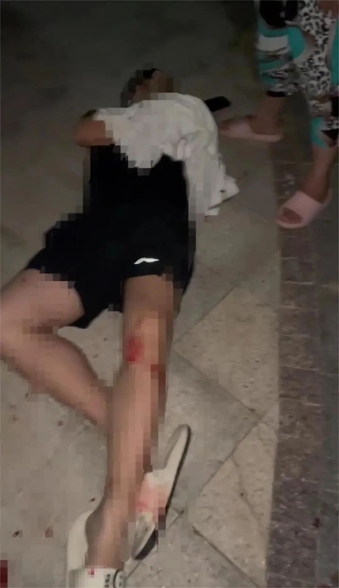 山东多名醉酒男子被一女子持刀砍伤？街道办：涉事女子已被带走2