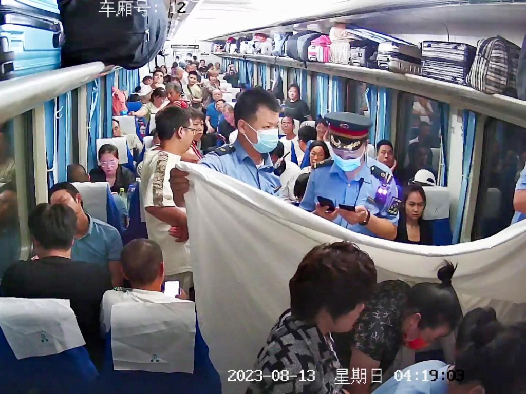 众人在车厢内搭起临时产房。通讯员 文佳 摄