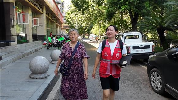 网格员余娜走访辖区居民。 通讯员 周振宇 摄