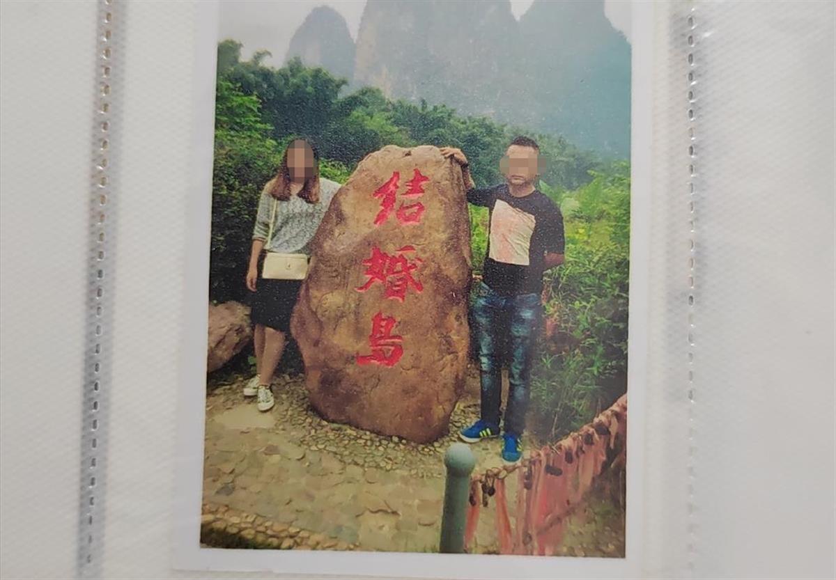 妻子收集丈夫重婚证据被当街杀害，亲眼目睹家庭惨剧的女儿发声