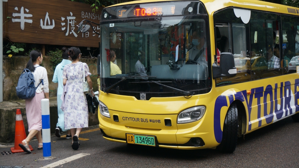 Passengers taking the “City Tour Bus”. (Photo provided by Chongqing Western Public Transportation Co., Ltd.)