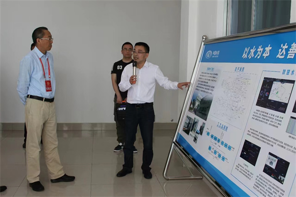 董宇向参观人员介绍重庆垫江水务有限公司有关情况。受访者供图